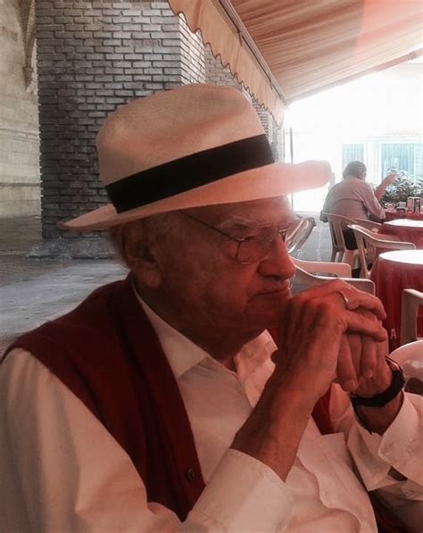 Lui, artista di razza che si è esibito in tutto il mondo, ha deciso di incidere un nuovo disco (pezzi da.90 ed eccolo qua teddy reno, festeggia i 90 anni circondato dai suoi cari, rita e i due figli entrambi artisti, senza porsi liniti. Teddy Reno a Guardiagrele