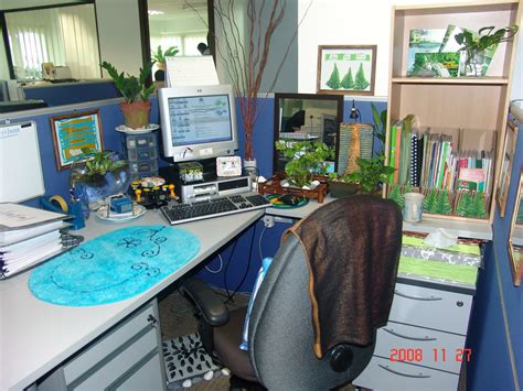 Satu meja berterusan membungkus bilik di tiga belah pihak. Hiasan Meja Pejabat | Desainrumahid.com