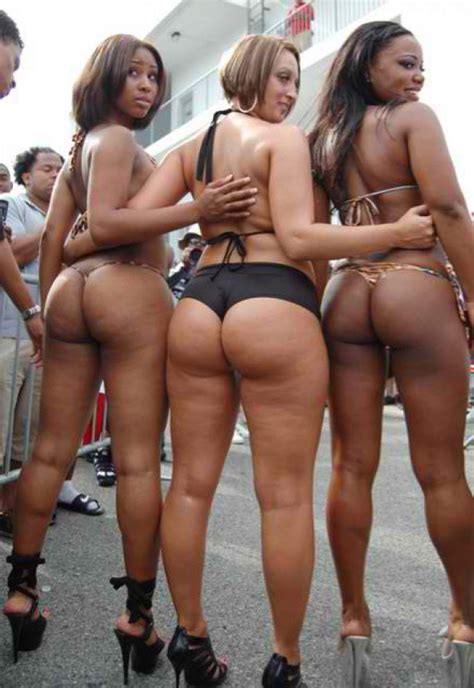 Plump Ebony Asses Look So Juicy Outdoors