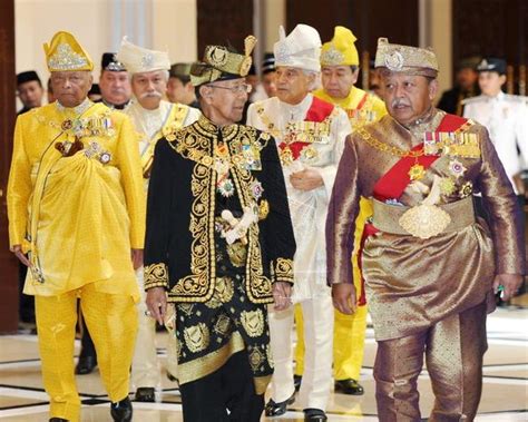 Sultan kedah, sultan sallehuddin sultan badlishah selaku kolonel yang dipertua rejimen askar melayu diraja (ramd). Maharum Bugis Syah (MBS): Tuanku Abdul Halim Lafaz Sumpah ...