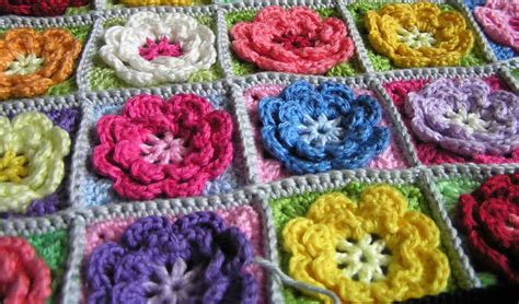 Squared diamond granny throw is so popular on ravelry, with a whole bunch of projects in different color combinations made by people from all around the world. Easy Flower Square Free Crochet Pattern | Crochet flower ...