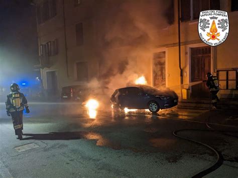 Ch Tillon Tre Auto A Fuoco Nella Notte