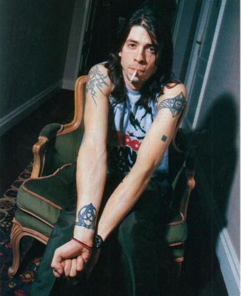 Nigel john taylor, is an english musician, singer, songwriter, producer, and actor, who is best known as the bass guitarist for new romantic. Pin de Deborah Cobain em Dave Grohl💘 | Tatuagem dave grohl, Dave grohl, Foo fighters