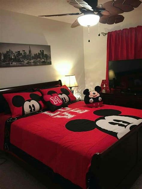 Include a decorative pillow with your children's mickey & minnie mouse bedding so they can cuddle up with their cartoon pals. Pin by lisely garcia on Future | Mickey mouse bedroom ...