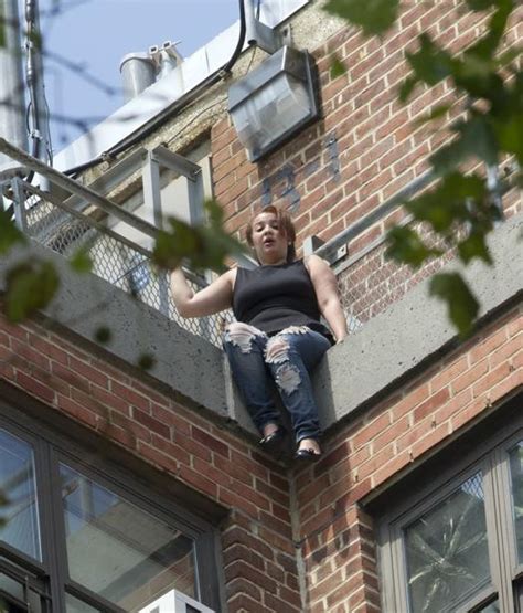 Police Rescue Woman Who Threatened To Jump Off Les High Rise
