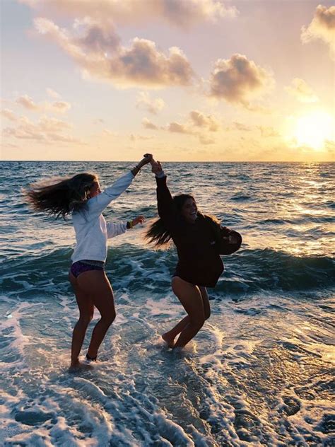 Sunset Pretty Bright Aesthetic Beach Girls Friends Bestfriends Fotos De Amigos Poses De