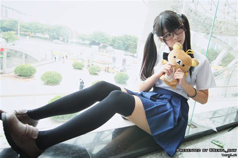 Gambar Gadis Permainan Imut Kaki Model Duduk Pakaian Cosplay Jepang Paha Kostum