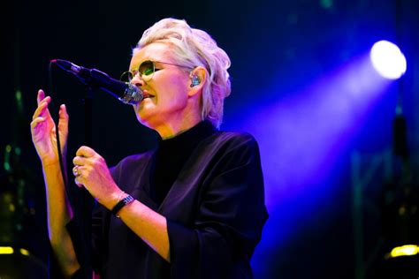 I dikthäftet finns bland annat en ironisk dikt om hennes egen obduktion. Eva Dahlgren på Way Out West - Recension - Aftonbladet