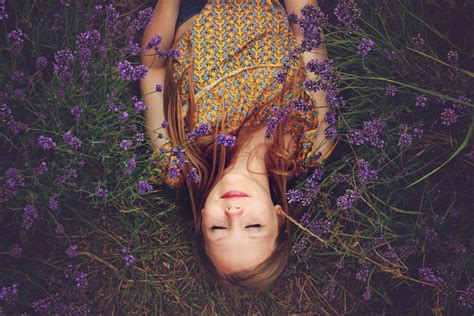 무료 이미지 식물 소녀 머리 사진술 꽃 자 모델 봄 색깔 유행 레이디 플로라 시즌 라벤더 헤어