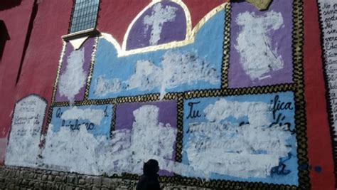 Bolívia Cobrem Com Tinta Branca Mural Crítico Com A Igreja Católica