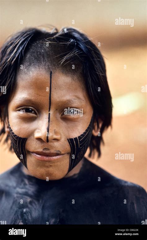 A Ukre Village Xingu Brasil Bep Dja Kayapo Un Niño Indio Fresco Con Cuerpo Negro Y La