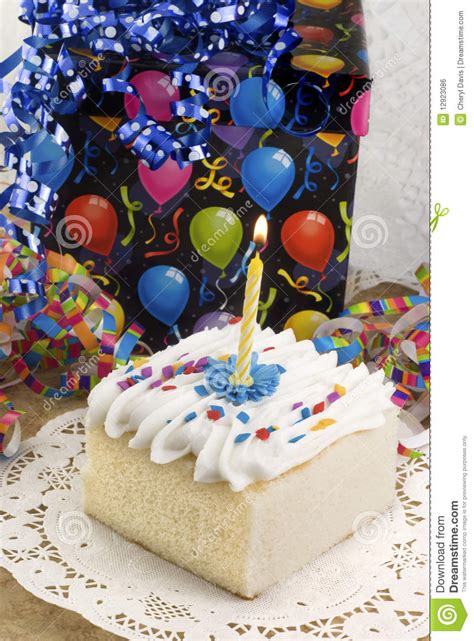 Seien sie nicht überrascht, es ist eine kerze, die wie ein kuchen aussieht! Geburtstag-Kuchen Mit Kerze Stockfoto - Bild von nett ...
