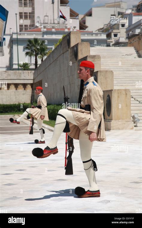 Changing Of The Guard Evzones Soldiers Parliament Building Plateia