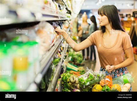 Woman Grocery Shopping Hi Res Stock Photography And Images Alamy