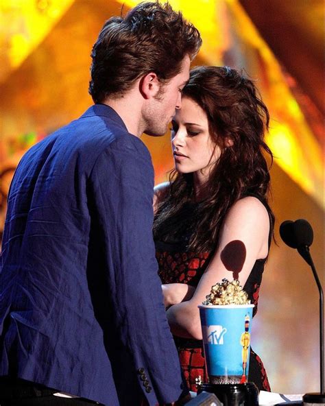 Robert Pattinson And Kristen Stewart Win Best Kiss Award For Twilight