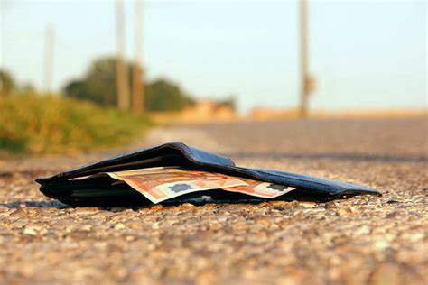 ¿deberías Recoger Dinero Del Suelo En La Calle Simplemente Genial