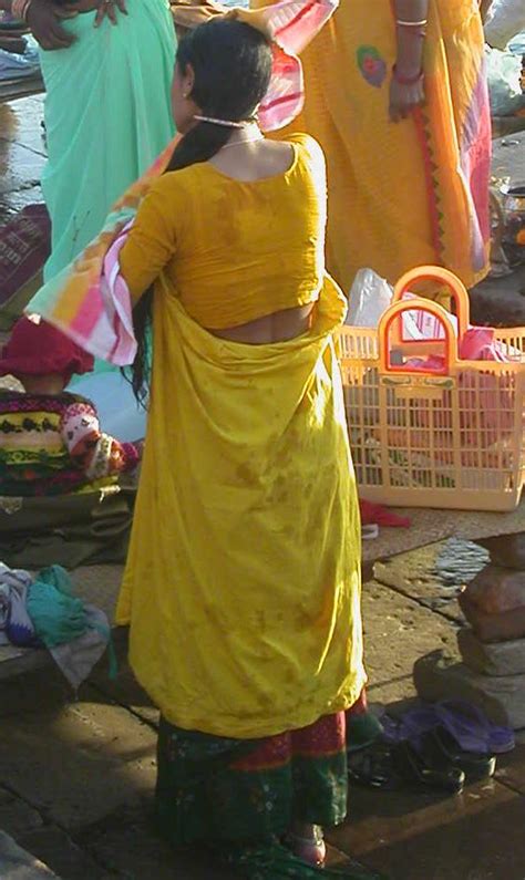 Desi Bhabhi Aunty In Wet Saree Blouse Petticoat Photos