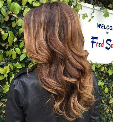 Blond, gris, rose, violet… vous pouvez tout vous permettre ! Mèche caramel sur cheveux châtain - quelles sont mes ...