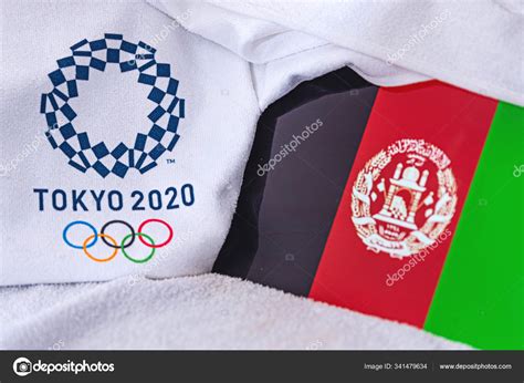 ¿cuánto cuesta ir a los juegos olímpicos de tokyo 2020? Tokio, Japón, febrero. 4, 2020: bandera nacional de ...