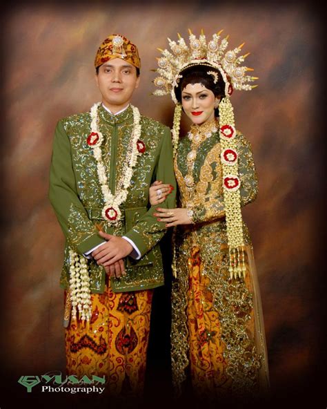 Baju pengantin jawa barat ini mirip dengan pakaian adat jawa . Baju Adat Madura | Pernikahan tradisional, Pengantin, Baju ...