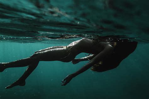 Mujer Sensual En Bikini En El Agua Transparente Foto Gratis My Xxx