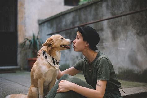 Woman Kissing Her Dog Del Colaborador De Stocksy Mosuno Stocksy