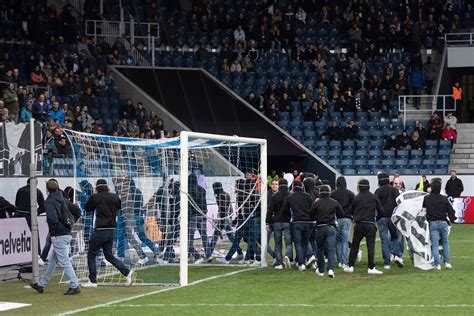 Herzlich willkommen auf der offiziellen facebook seite des fc luzern. Ultras blockieren Tor beim Spiel FCL - YB | Luzerner Zeitung