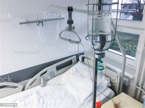 빈 병원 침대 와 Iv 물방울 병원에 대한 스톡 사진 및 기타 이미지 병원 침실용 탁자 정맥 주사 Istock