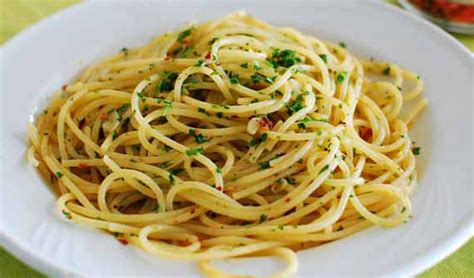 Super easy pasta recipe with. Spaghetti aglio, olio, peperoncino - Ricette Cuco