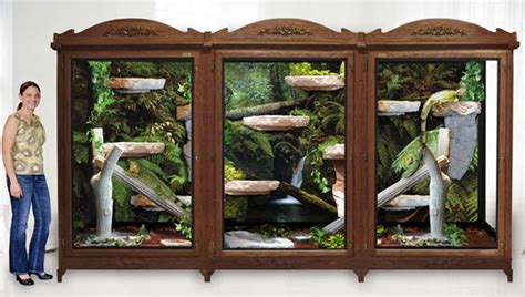 この服 格好いいね 襟元が大きめでさ 袖にはイーグルの 刺繍がほどこされてる. MR01 Reptile Cage 72"H x 144"L x 48"D | レザークラフト