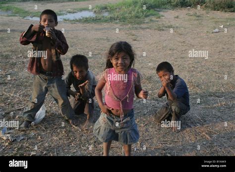 Schmutz Und Hungrig Armut Betroffenen Kindern In Mexiko Stockfotografie Alamy