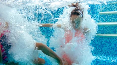 Onderwaterbeeld Van Twee Tieners Die In Zwembad Bij De Toevlucht Van