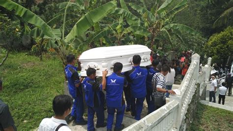 Tangis Haru Iringi Pemakaman Mirna Di Tpu Gunung Gadung Bogor