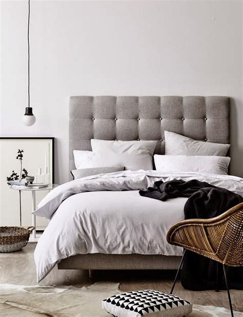 These black and white bedroom décor trends are so timeless, it's debatable whether or not they should even be called 'trends'! Black, Tan, and White Bedroom Design Ideas - How To: Simplify