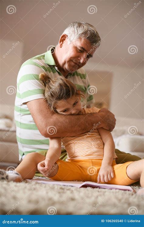 Grandfather Playing With Granddaughter On Carpet Poster ランキングtop5