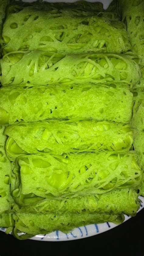 Roti jala terdiri dari 2 dua jenis, yaitu. namakucella: ROTI JALA PANDAN KUAH DURIAN