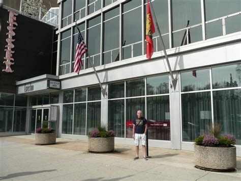 World class theater, stunning art museums, winning sports. Hotel Essex Inn - Entrance from Michagan Ave - Picture of ...