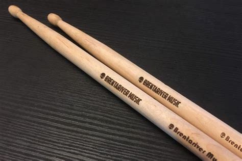 Vous y trouverez les meilleures pièces uniques ou personnalisées de nos couverts à servir boutiques. Baguette batterie personnalisée standard avec gravure ...
