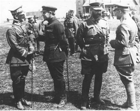 Generał Antoni Listowski pierwszy z lewej podczas rozmowy z atamanem