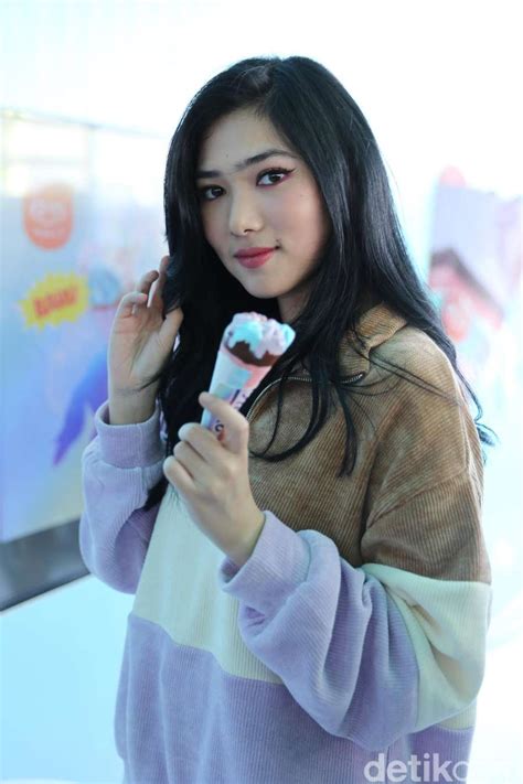 Maybe you would like to learn more about one of these? Isyana Sarasvati Kok Makin Cantik Aja?