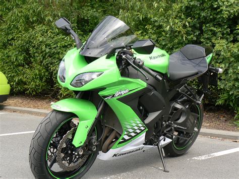 Correction on gsxr1000 no race gas 91 pump mid pipe and up exhaust not full my source was wrong. ZX10R Vs Gsxr 1000 2010 : comparatif à contre-sens