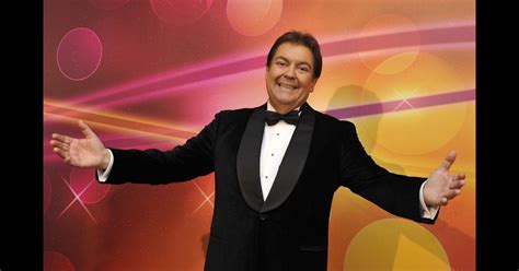 Fausto corrêa da silva (porto ferreira, 2 de maio de 1950), popularmente conhecido como faustão, é um apresentador de televisão, radialista, repórter e casualmente ator brasileiro. Fausto Silva se internou no Albert Einstein com dores na ...
