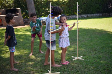 Es un juego al aire libre para niños que puede ir de lo más fácil a lo más complicado. Limbo de Cayro, un juego para bailar y jugar con los amigos