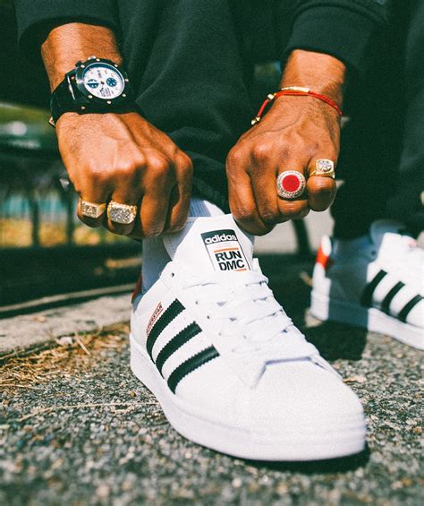 Bei ihnen ist der stoff meist aus adidas gehört auch zu den größten sportartikelherstellern der welt und haben sich ihren titel auch. Der neue adidas Originals Superstar 50 Run DMC soll ohne ...