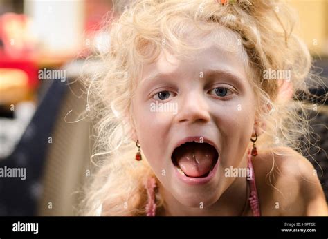 Belle Jeune Fille De Race Blanche Aux Cheveux Blonds Avec La Bouche Ouverte Photo Stock Alamy