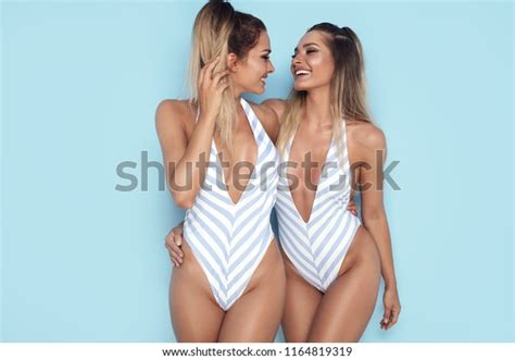 Happy schöne sexy Zwillinge Schwestern Stockfoto 1164819319