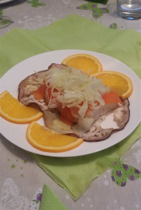 Come pulire accuratamente il pesce. Filetto di trota su un letto di melanzane e insalatina di ...