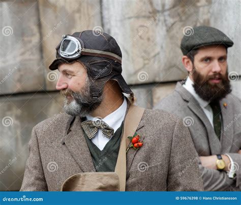 Dos Hombres Que Llevan La Ropa Pasada De Moda Del Tweed Foto De Archivo