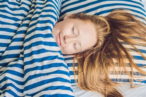 junge schönheit die in ihrem bett schläft und im mo sich entspannt stockfoto bild von unten