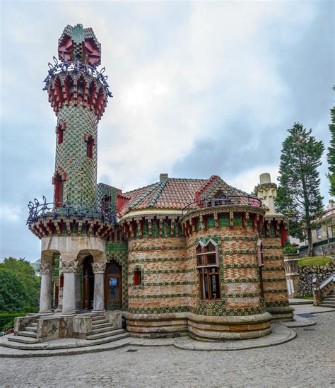 Instead, gaudí created a glass case set upon a parquet platform of inlaid wood which viewers could walk all the way gaudí: EL Capricho De Antonio Gaudi Comillas, Espanha Imagem de ...
